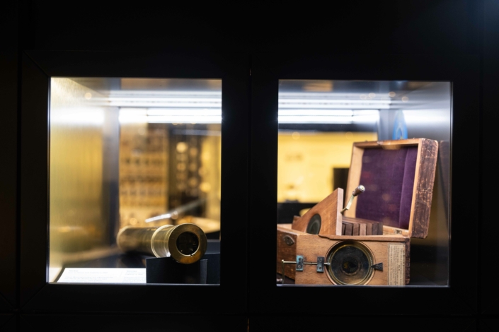 Wechselkabinett Werner Nekes Vitrine mit optischen Geräten